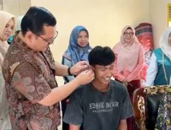 Pemkab Padang Pariaman Bersama TP-PKK Bantu Udin Dengar Kembali