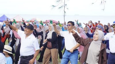 Meriah dan Penuh Energi, Senam Sehat Guncang Kampung Nelayan Merah Putih Ketaping