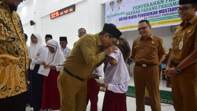 Ratusan Siswa Tersenyum Bahagia, Pemkab dan BAZNAS Padang Pariaman Salurkan Bantuan Pendidikan untuk 3.574 Mustahik