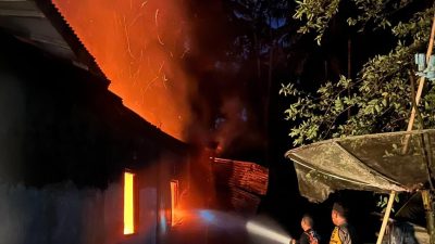 Respons Cepat Damkar, Kebakaran Rumah Warga di VII Koto Sungai Sariak Berhasil Dipadamkan
