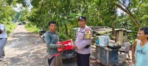 Sambut HUT Bhayangkara Ke 78, Polsek Sekupang Bagikan Sembako Kepada Masyarakat Membutuhkan
