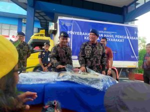 PSDKP Batam Bagi – Bagikan 4 Ton Ikan Sitaan Import Asal Malaysia Kepada Masyarakat Batam