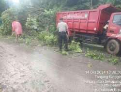 Di Tengah Hujan deras, Personil Samapta Polresta Barelang Evakuasi Pohon Tumbang dan Banjir