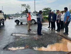 Satlantas Polresta Barelang Lakukan Peninjauan Lapangan Menanggapi Keluhan Masyarakat tentang Jalan Berlubang di U-Turn Perum Buana Central Park