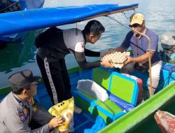 Polsek Bulang Gelar Bakti Sosial, Salurkan Bantuan Sembako untuk Masyarakat Pesisir Pulau Buluh