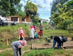 Polsek Lubuk Baja Gandeng Kelompok Wanita Tani dan Warga Ubah Lahan Tidur Jadi Kebun Produktif untuk Ketahanan Pangan