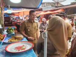Wabup Rahmat Hidayat bersama BPOM Sumbar Inspeksi Keamanan Pangan Di Pasar Sungai Geringging