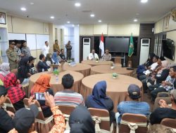 Amsakar – Li Claudia Terima Aspirasi Warga Rempang di Kantor Wali Kota Batam