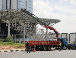 Wako Amsakar, Wawako Claudia dan Kajari Batam Kompak Turun Segel Reklame Tak Berizin