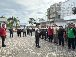 Gotong Royong Polsek Batam Kota Bersama Warga Peringati HUT Bhayangkara Ke-79