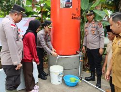 Kapolres Bintan meninjau dan menyerahkan bantuan sosial, berupa sumur kepada masyarakat Bintan