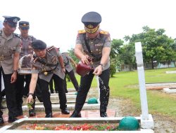 Polda Kepri Gelar Ziarah Makam Pahlawan Peringati Hari Bhayangkara Ke – 79