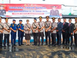 Polres Bintan Ziarah dan Tabur Bunga di Laut Dalam Rangka Hari Bhayangkara ke 79