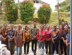 Bupati Humbahas Serahkan Bantuan Beras Kepada Korban Longsor di Kecamatan Pakkat
