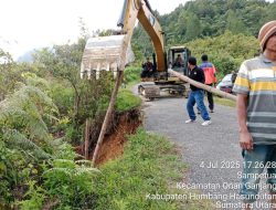 BPBD Humbahas Rehabilitasi Jalan Longsor di Desa Sampetua Onan Ganjang