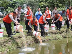 Kapolda Kepri Tabur 50.000 Benih Ikan di  Tibelat Farm Sekupang