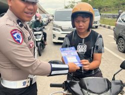 Satlantas Polresta Barelang Bagikan Brosur Dan Himbauan Keselamatan Berkendara Dalam Rangka Ops Patuh Seligi 2025