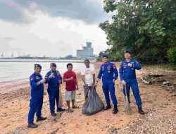 Satpolairud Polresta Barelang Gelar Aksi Bersih-Bersih Di Pesisir Tanjung Uma Lubuk Baja