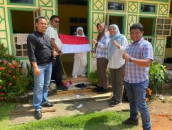 Ditresnarkoba Polda Kepri Bagikan Bendera Merah Putih Kepada Masyarakat Kepri