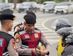 Jelang Hut RI ke-80, Ditsamapta Polda Kepri Bagikan Ratusan Bendera