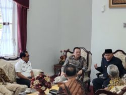 Hadiri Peluncuran Buku Autobiografi H. Zainal Bakar, Bupati JKA Sebut: “Beliau Adalah Sosok yang Menginspirasi”