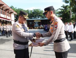 Kapolresta Barelang Berikan Penghargaan kepada Personel dan Keluarga Besar Polresta Barelang yang Berprestasi dalam Rangkaian HUT RI ke-80 Tahun 2025