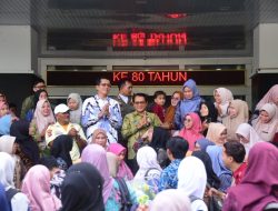 Terharu, Bupati John Kenedy Azis Dapat Persembahan Hasil Pertanian dari Tenaga Honorer R4