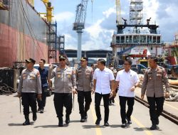 Kapolda Kepri Tinjau Langsung Lokasi Kebakaran Kapal Federal II Tanjung Uncang Batam dan Jenguk Korban di Rumah Sakit