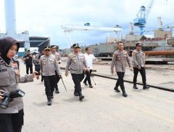 Kapolresta Barelang Dampingi Kapolda Kepri Tinjau Lokasi Kebakaran Kapal Federal II di Tanjung Uncang