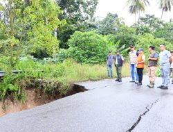 Bupati JKA Tinjau Jalan Amblas Padang Baru–Kampung Bonai, Instruksikan Penanganan Darurat dan Imbau Warga Tetap Waspada  