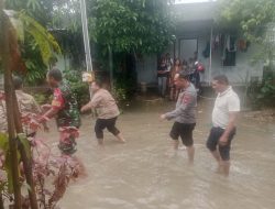 Polsek Sagulung Laksanakan Pengamanan Kegiatan Pengecekan Warga Terdampak Banjir dan Penyaluran Bantuan Sembako di Kecamatan Sagulung