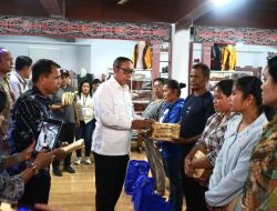 Bupati Taput Serahkan Santunan kepada Ahli Waris Korban Bencana Hidrometeorologi Tahun 2025
