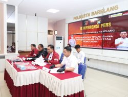 Polresta Barelang Gelar Konferensi Pers Pengungkapan Kasus Pengeroyokan dan Pencurian di Lubuk Baja