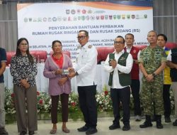 Menko PMK Pratikno Serahkan Bantuan Stimulan Rumah Rusak Di aula kantor Bupati Taput