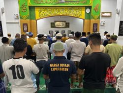 Lapas kelas IIA Batam, Melaksanakan Ibadah Salat Tarawih Secara Bergantian