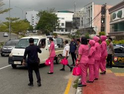 Polsek Lubuk Baja Bersama Bhayangkari Ranting Lubuk Baja Bagikan Takjil kepada Pengguna Jalan sebagai Wujud Kepedulian