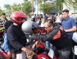 Kapolda Kepri Bersama HDCI Batam–Kepri Bagikan Helm dan Takjil Kepada Pengendara Motor