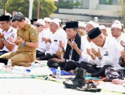 Di Bawah Terik Matahari, Warga Batam Bersimpuh Memohon Hujan