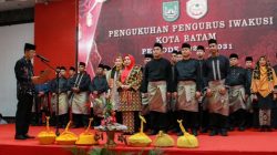 Amsakar Kukuhkan Ketua dan Pengurus IWAKUSI Batam, Erlita Kembali Jadi Ketua
