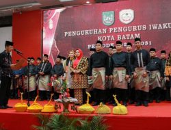 Amsakar Kukuhkan Ketua dan Pengurus IWAKUSI Batam, Erlita Kembali Jadi Ketua
