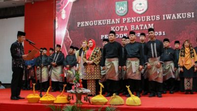 Amsakar Kukuhkan Ketua dan Pengurus IWAKUSI Batam, Erlita Kembali Jadi Ketua