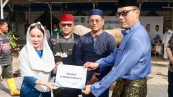 Serahkan Hewan Kurban Presiden Prabowo, Li Claudia Kobarkan Semangat Berbagi di Batam