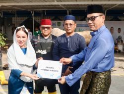 Serahkan Hewan Kurban Presiden Prabowo, Li Claudia Kobarkan Semangat Berbagi di Batam