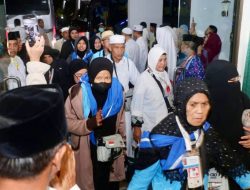 Jemaah Haji Kloter 1 Debarkasi Batam Tiba di Tanah Air