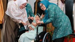 Sentuhan Kepedulian Erlita Amsakar, 30 Penyandang Disabilitas Batam Terima Bantuan Kursi Roda