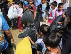 Di Balik Meriahnya Barefoot Running 2026, Bupati John Kenedy Azis Ajarkan Anak-Anak Mencintai Lingkungan Lewat Aksi Memungut Sampah