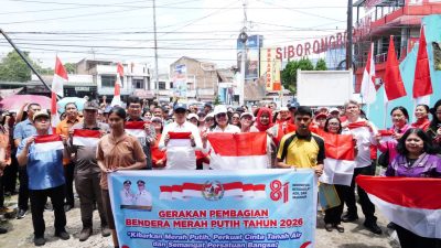 Pupuk Nasionalisme, Pemkab Tapanuli Utara Bagikan 1.814 Bendera Merah Putih di Siborong-borong