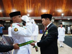 Kukuhkan 17 Anggota Paskibraka, Bupati Taput Dorong Pembentukan Karakter Generasi Muda ‎