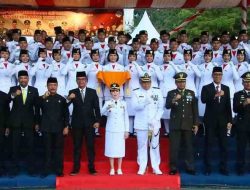 Pimpinan dan Anggota DPRD Batam Hadiri Upacara Penurunan Bendera HUT ke-81 RI, Wakil Ketua I Dewan Apresiasi Semangat Peserta