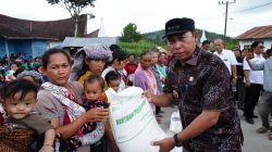 Bupati Taput Salurkan Bantuan Pangan ke Ribuan Keluarga di Sipoholon, Dorong Warga Manfaatkan Sistem Perlinsos Digital